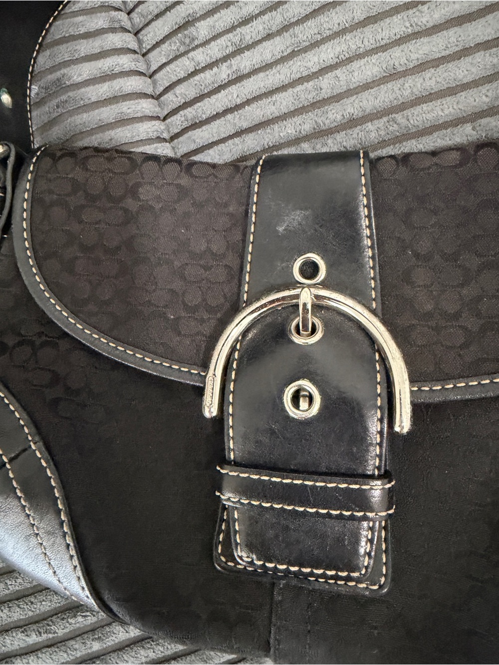 Coach Signature C Canvas & Leather Buckle Shoulder Bag Black NºC05J-6818 - Picture 2 of 5